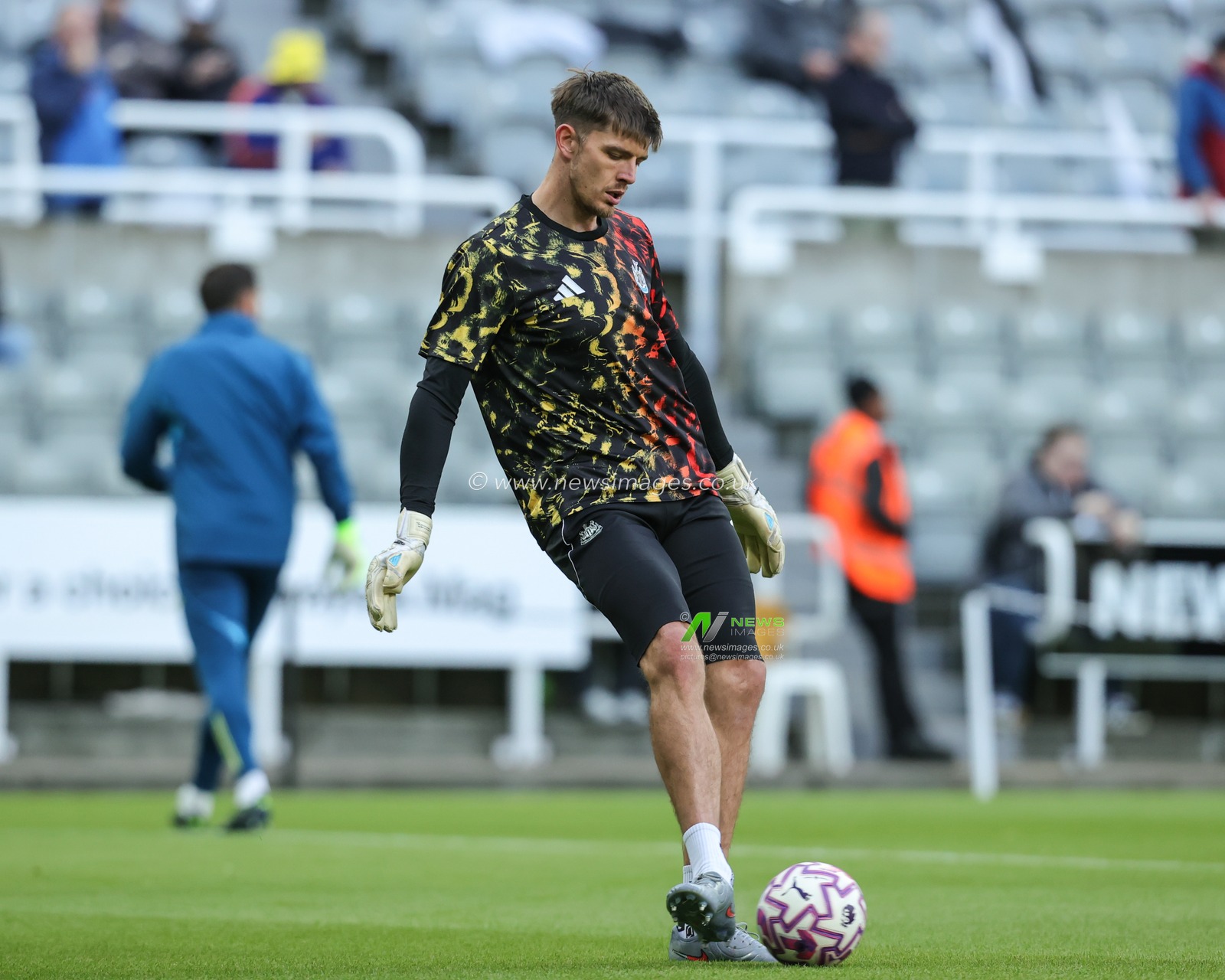 Newcastle United goalkeeper Nick Pope in the pregame warmup session during the Premier League match Newcastle United vs Fulham at St. James's Park, Newcastle, United Kingdom, 25th October 2025

(Photo by Richard Bierton/News Images)