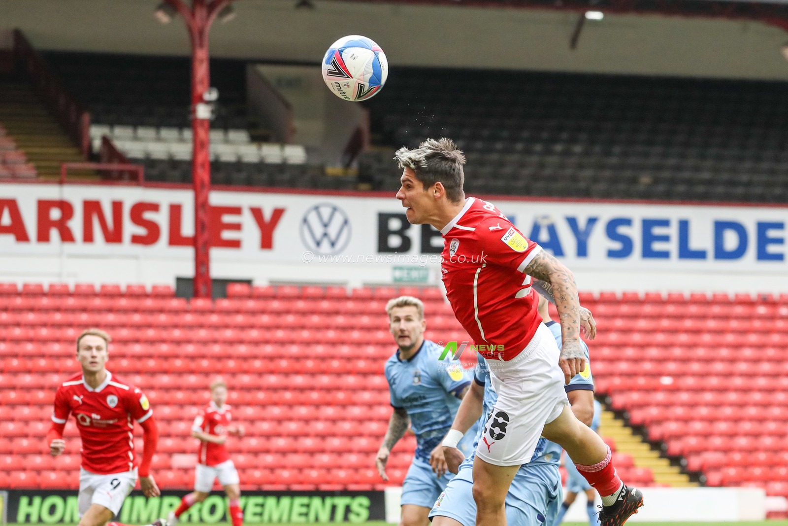 Dominik Frieser (28) of Barnsley heads wide on goal