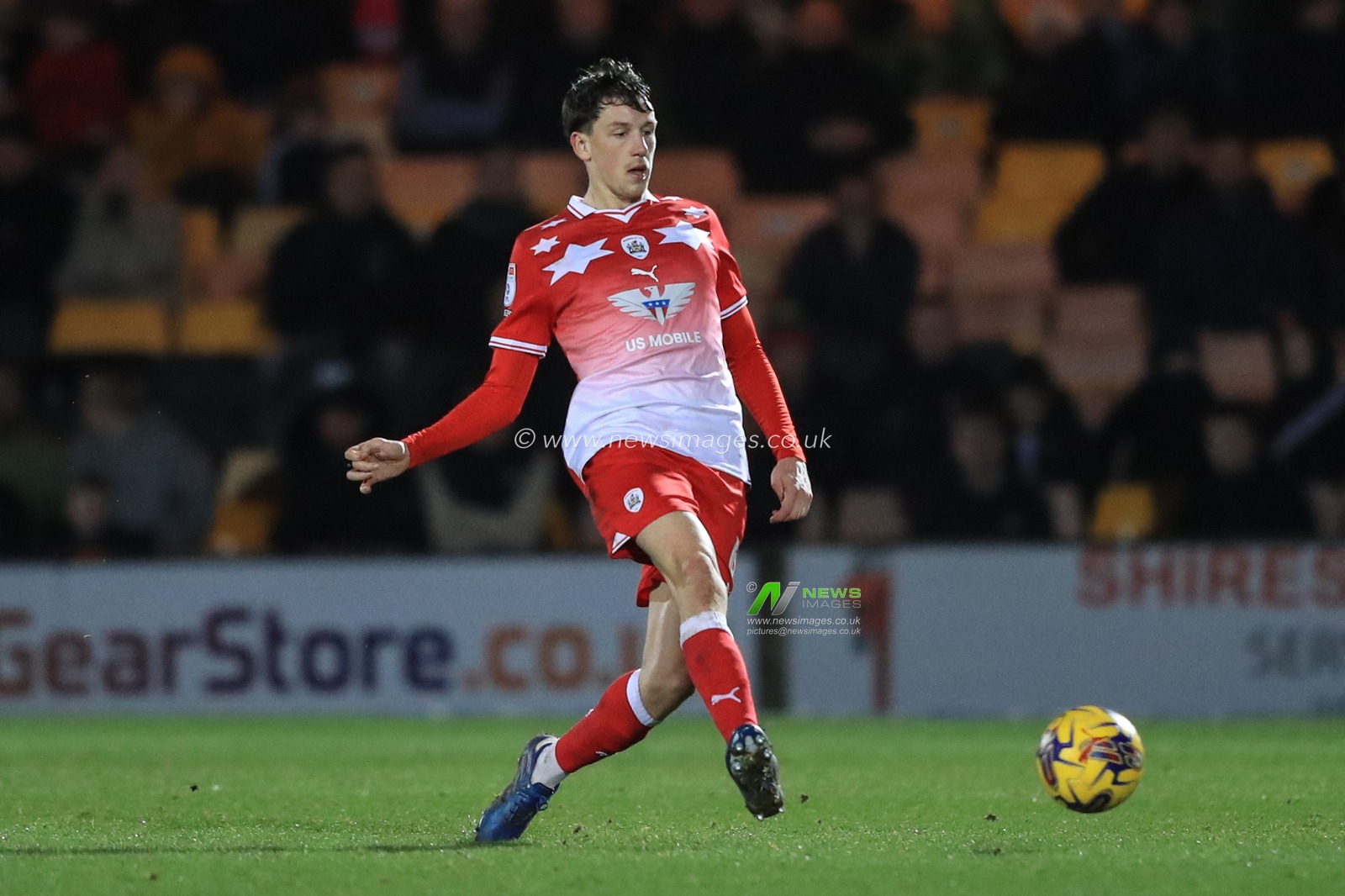 MaÃ«l de Gevigney #6 of Barnsley passes the ball during the Sky Bet League 1 match Port Vale vs Barnsley at Vale Park, Burslem, United Kingdom, 26th December 2023

(Photo by Alfie Cosgrove/News Images)