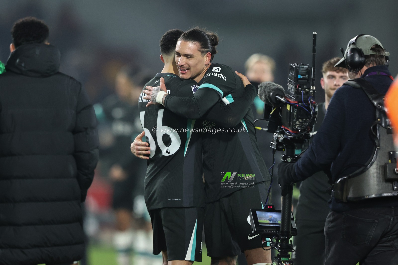 Trent Alexander-Arnold of Liverpool embraces Darwin NÃºÃ±ez of Liverpool after the game during the Premier League match Brentford vs Liverpool at The Gtech Community Stadium, London, United Kingdom, 18th January 2025

(Photo by Alfie Cosgrove/News Images)