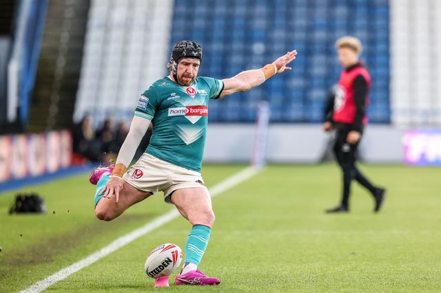 Jackson Hastings of St Helens converts for a goal during the Betfred Super League round 11 match Huddersfield Giants vs St Helens at Accu Stadium, Huddersfield, United Kingdom on 14 May 2026

(Photo by Alfie Cosgrove/News Images)