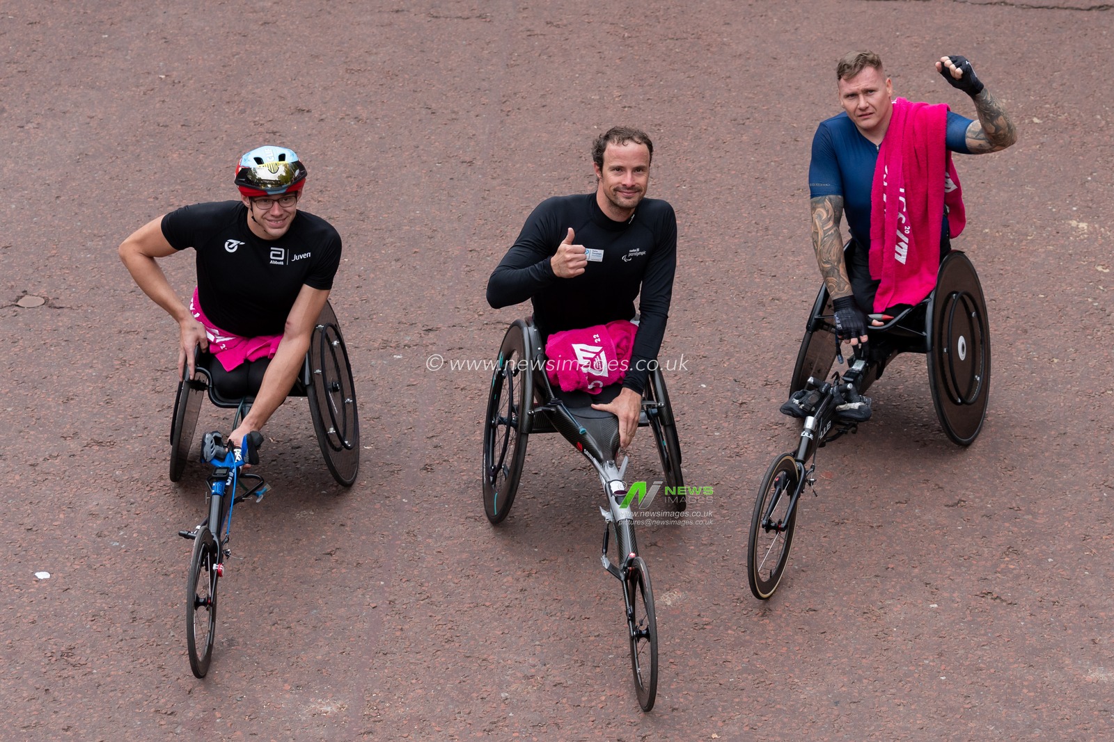 1st Marcel Hug (SUI) centre 2nd Daniel Romanchuk (USA) left 3rd David Weir (GBR) right Wheelchair T53/54 during the TCS London Marathon 2022 at London City Centre, London, United Kingdom, 2nd October 2022

(Photo by Richard Washbrooke/News Images)