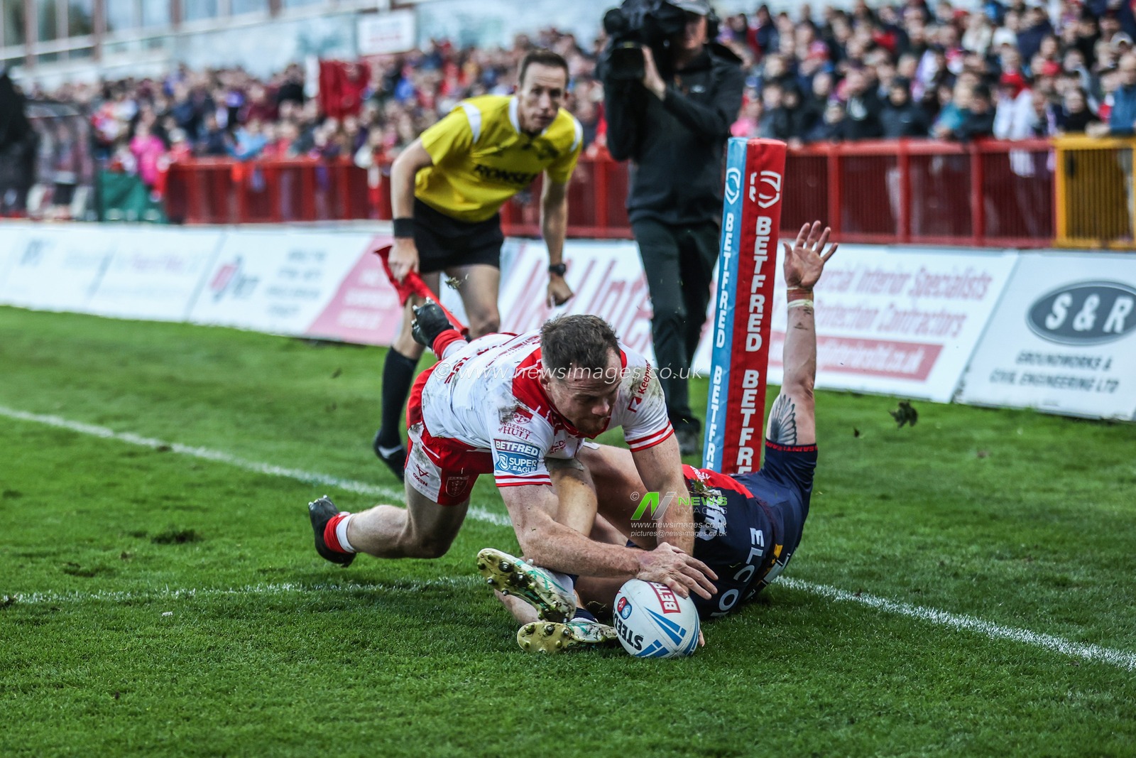 Joe Burgess of Hull KR goes over for a try making it 12-0 during the Betfred Super League Semi Final 2 match Hull KR vs St Helens at Sewell Group Craven Park, Kingston upon Hull, United Kingdom, 3rd October 2025

(Photo by Alfie Cosgrove/News Images)