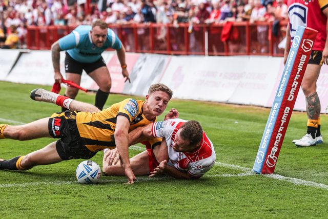 Joe Burgess of Hull KR goes over for a try during the Betfred Super League round 21 match Hull KR vs Castleford Tigers at Sewell Group Craven Park, Kingston upon Hull, United Kingdom, 9th August 2025

(Photo by Alfie Cosgrove/News Images)