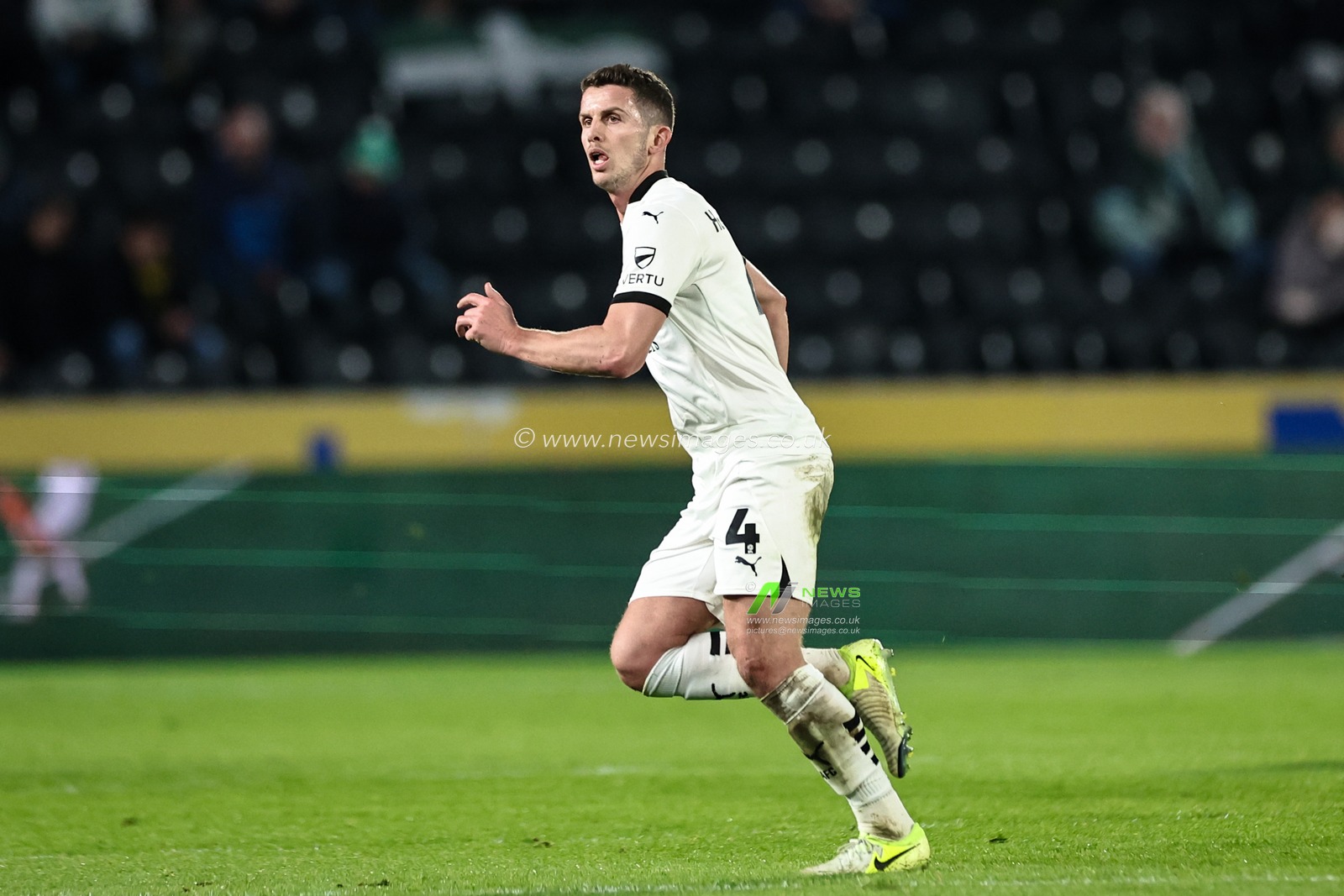 Jordan Houghton of Plymouth Argyle during the Sky Bet Championship match Hull City vs Plymouth Argyle at MKM Stadium, Hull, United Kingdom, 4th March 2025

(Photo by Mark Cosgrove/News Images)