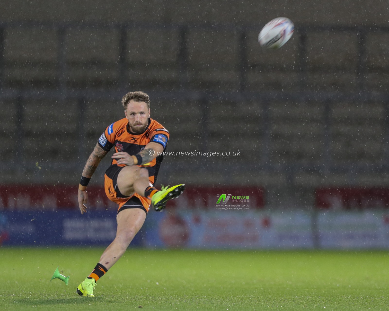 26th September 2019 ,  AJ Bell Stadium, Salford, England;  Betfred Super League Rugby, Round Eliminator 2, Salford Red Devils vs Castleford Tigers ; Jordan Rankin (32) of Castleford Tigers kicks from left to right as he gets the game under way 

Credit: Mark Cosgrove/News Images