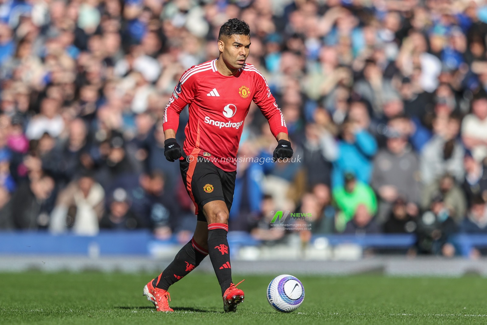 Casemiro of Manchester United passes the ball during the Premier League match Everton vs Manchester United at Goodison Park, Liverpool, United Kingdom, 22nd February 2025

(Photo by Alfie Cosgrove/News Images)