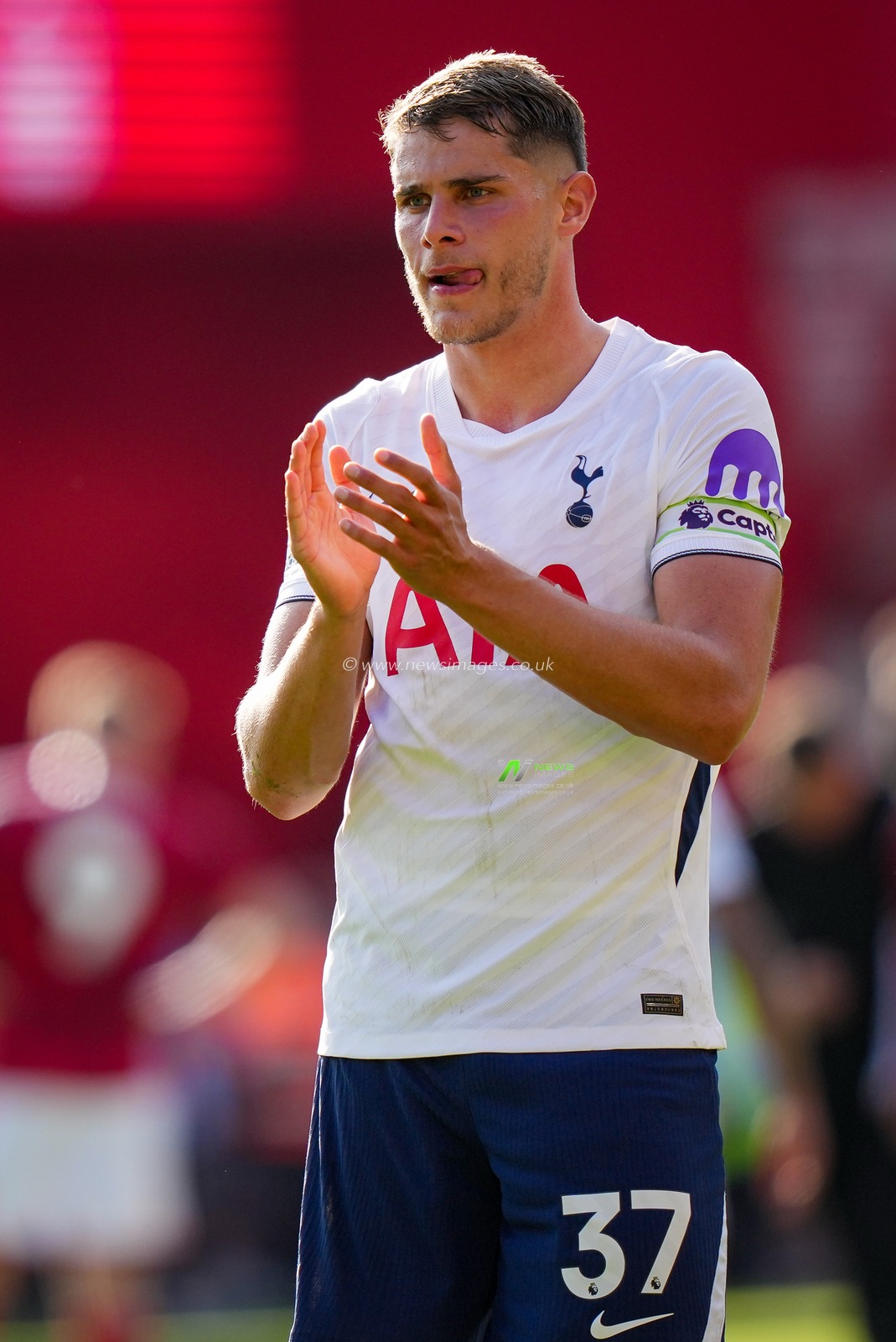 Micky van de Ven of Tottenham Hotspur applauds the fans after the final whistle  during the Premier League match Nottingham Forest vs Tottenham Hotspur at City Ground, Nottingham, United Kingdom on 05 September 2026

(Photo by Maynard Manyowa/News Images)