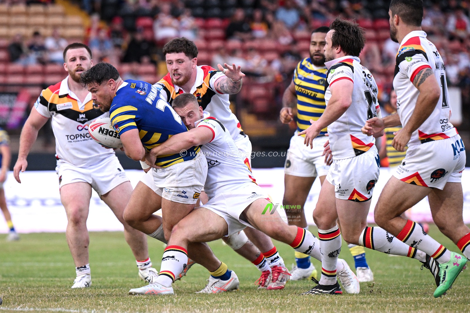 Joe Philbin of Warrington Wolves scores his team's fourth try during the Betfred Super League round 22 match Bradford Bulls vs Warrington Wolves at Odsal Stadium, Bradford, United Kingdom on 08 August 2026

(Photo by Ben Roberts/News Images)