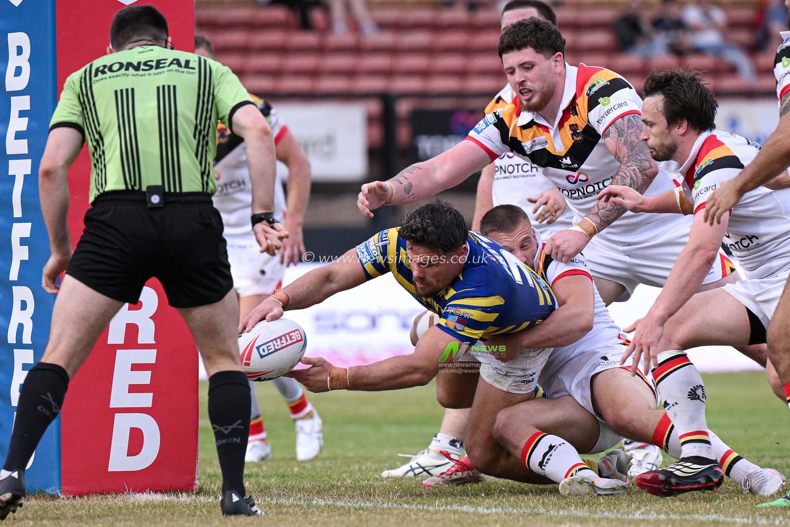 Joe Philbin of Warrington Wolves scores his team's fourth try during the Betfred Super League round 22 match Bradford Bulls vs Warrington Wolves at Odsal Stadium, Bradford, United Kingdom on 08 August 2026

(Photo by Ben Roberts/News Images)