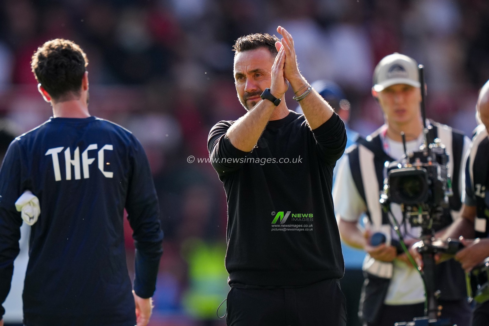 Tottenham Hotspur manager Roberto De Zerbi applauds the fans after the final whistle  during the Premier League match Nottingham Forest vs Tottenham Hotspur at City Ground, Nottingham, United Kingdom on 05 September 2026

(Photo by Maynard Manyowa/News Images)