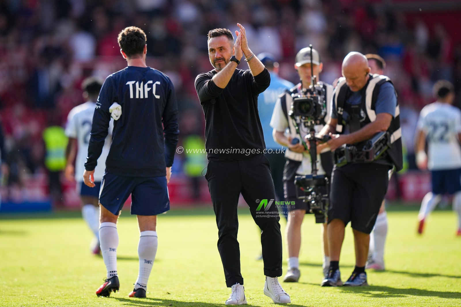 Tottenham Hotspur manager Roberto De Zerbi applauds the fans after the final whistle  during the Premier League match Nottingham Forest vs Tottenham Hotspur at City Ground, Nottingham, United Kingdom on 05 September 2026

(Photo by Maynard Manyowa/News Images)
