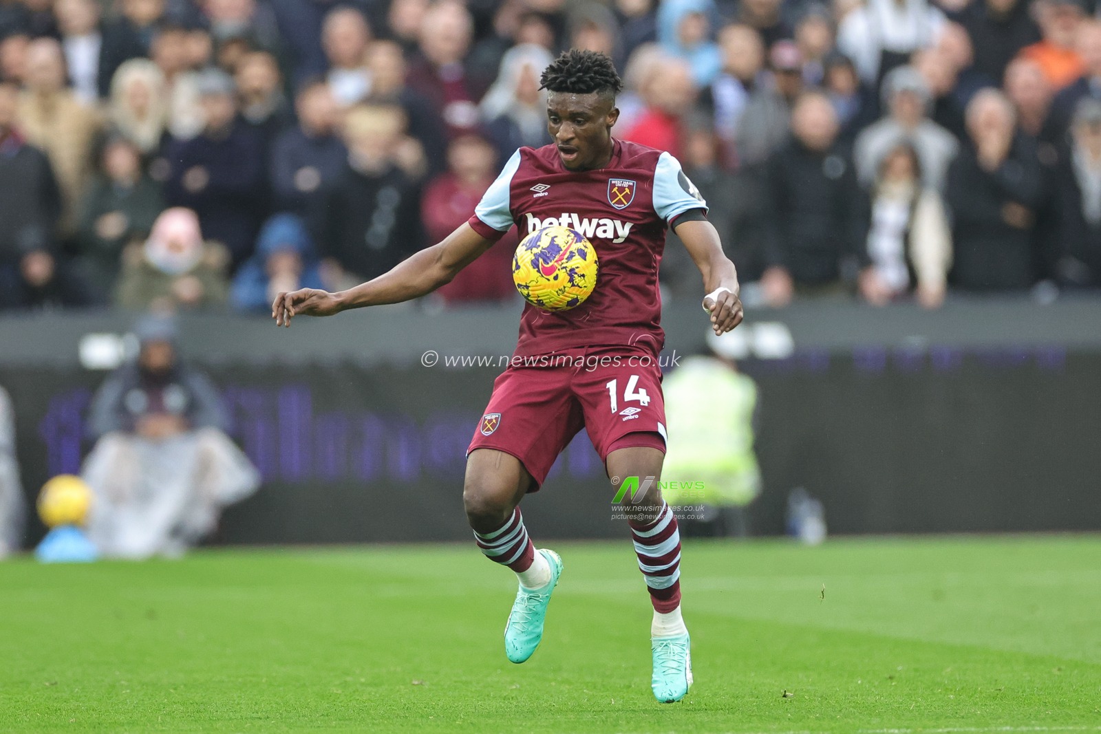 Mohammed Kudus #14 of West Ham United controls the ball during the Premier League match West Ham United vs Everton at London Stadium, London, United Kingdom, 29th October 2023

(Photo by Mark Cosgrove/News Images)