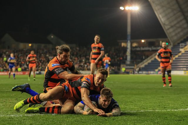 Betfred Super League round 8 Leeds Rhinos vs Castleford Tigers