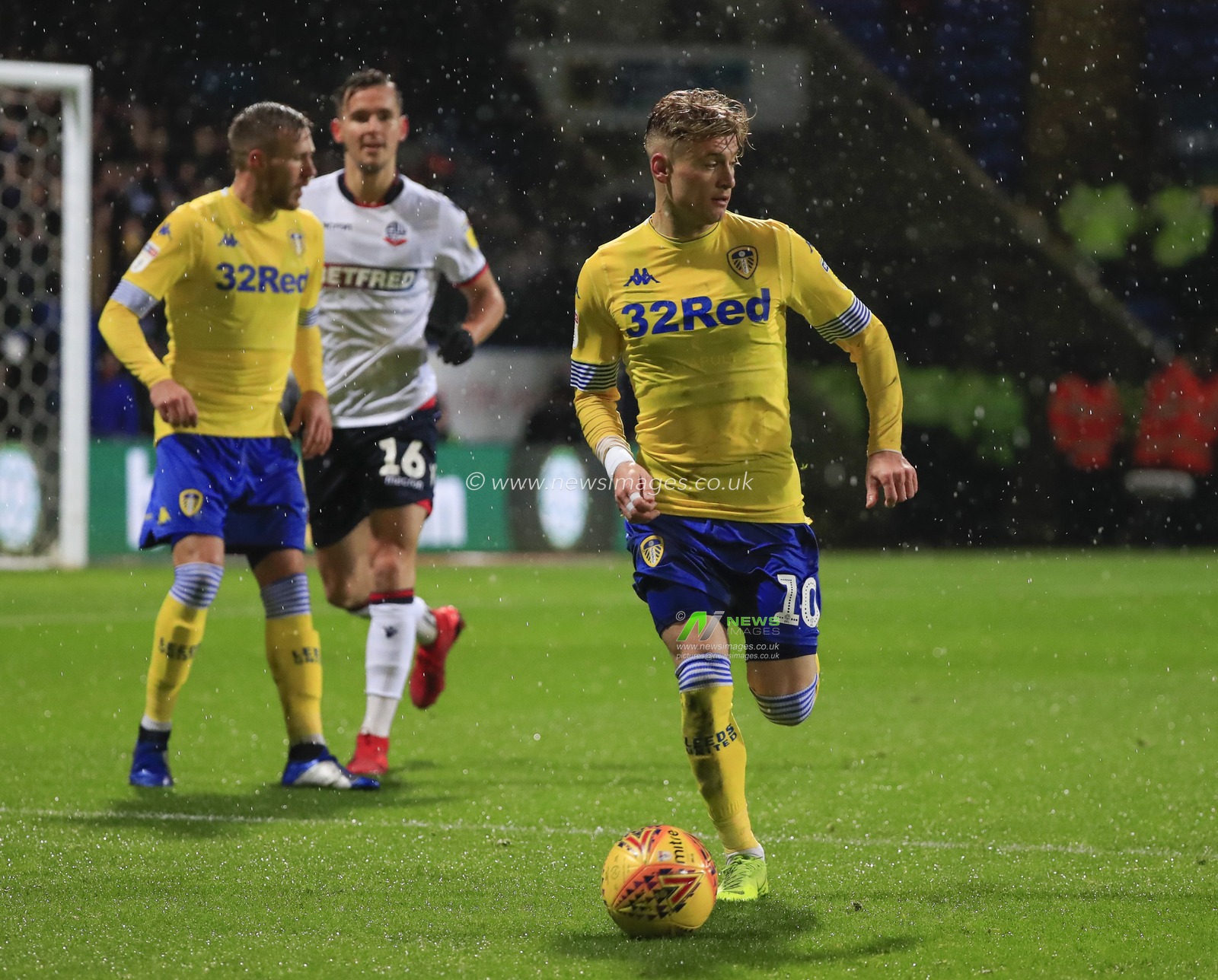 15th December 2018, University of Bolton Stadium, Bolton, England; Sky Bet Championship, Bolton vs Leeds United ; Ezgjan Alioski of Leeds United runs with the ball

Credit: Conor Molloy/News Images

English Football League images are subject to DataCo Licence