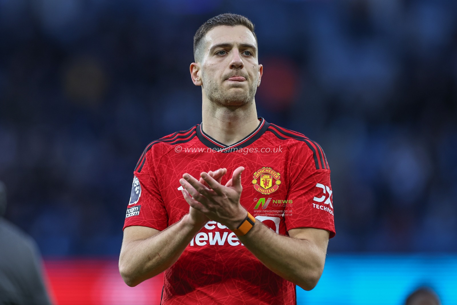 Diogo Dalot of Manchester United applauds the travelling fans during the Premier League match Manchester City vs Manchester United at Etihad Stadium, Manchester, United Kingdom, 3rd March 2024

(Photo by Mark Cosgrove/News Images)
