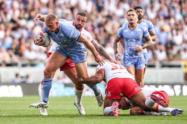 Mikołaj Olędzki of Leeds Rhinos is tackled by Elliot Minchella of Hull KR and Tevita Pangai Junior of Hull KR during the Betfred Super League round 16 match Leeds Rhinos vs Hull KR at AMT Headingley Stadium, Leeds, United Kingdom on 26 June 2026

(Photo by Alfie Cosgrove/News Images)