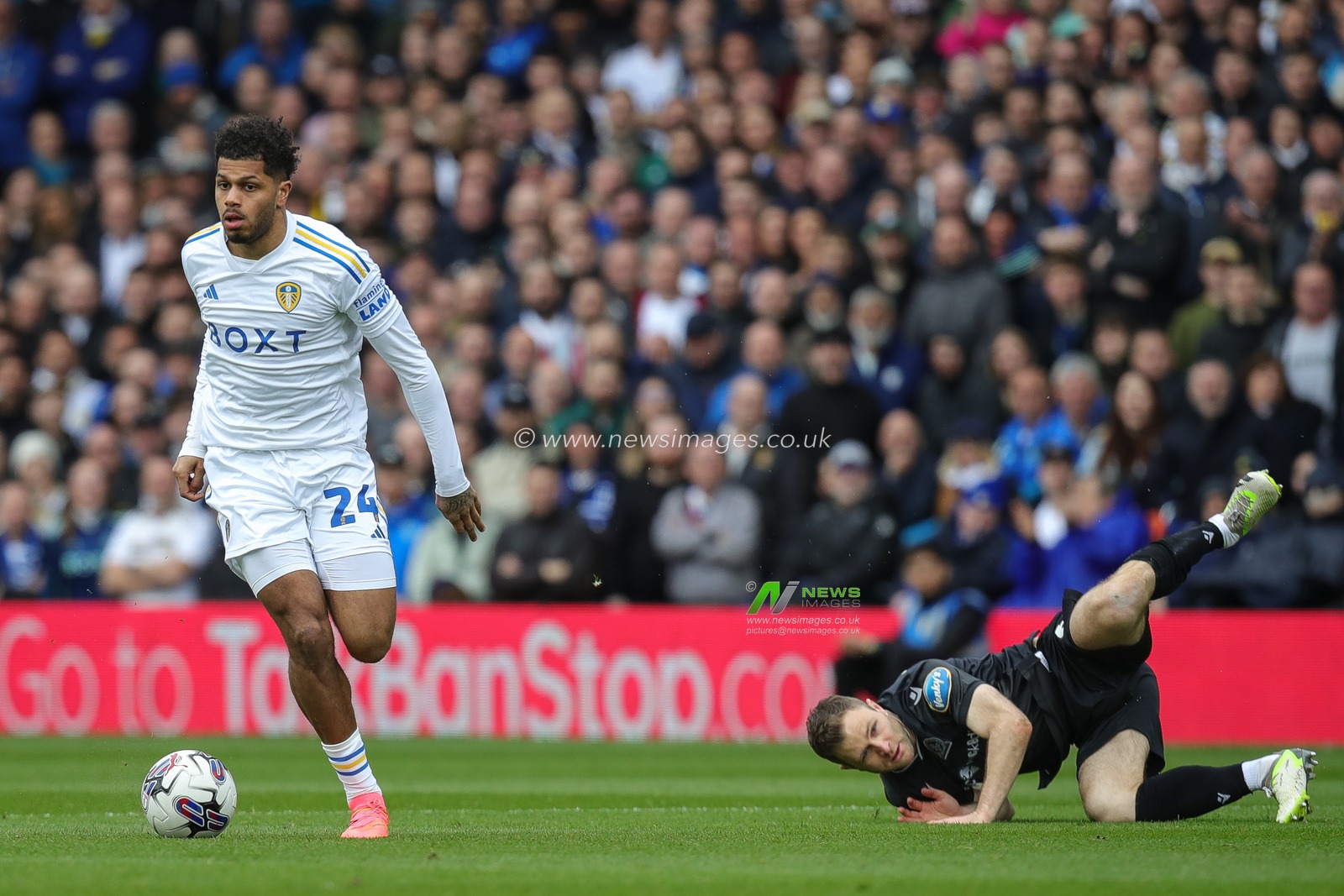Georgina Rutter of Leeds United gets away from Sondre Tronstad of Blackburn Rovers during the Sky Bet Championship match Leeds United vs Blackburn Rovers at Elland Road, Leeds, United Kingdom, 13th April 2024

(Photo by James Heaton/News Images)