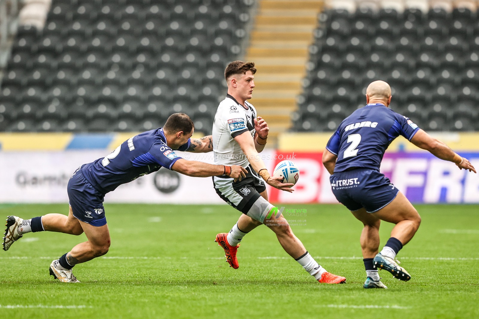 Davy Litten of Hull FC breaks with the ball during the Betfred Super League round 10 match Hull FC vs Toulouse Olympique at MKM Stadium, Hull, United Kingdom on 03 May 2026

(Photo by Alfie Cosgrove/News Images)