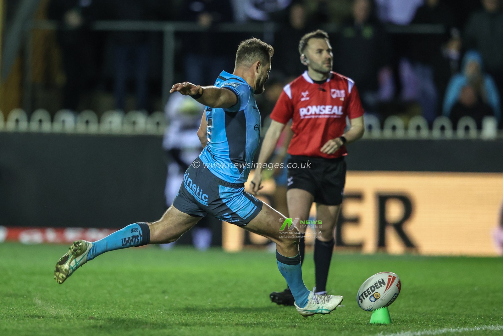 Aidan Sezer of Hull FC scores a penalty during the Betfred Super League Round 6 match Castleford Tigers vs Hull FC at The Mend-A-Hose Jungle, Castleford, United Kingdom, 27th March 2025

(Photo by Alfie Cosgrove/News Images)