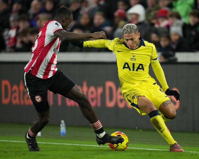 Richarlison of Tottenham Hotspur on the ball pressured by Michael Kayode of Brentford during the Premier League match Brentford vs Tottenham Hotspur at The Gtech Community Stadium, London, United Kingdom, 1st January 2026

(Photo by Harvey Murphy/News Images)

*** GER AUT SUI OUT ***