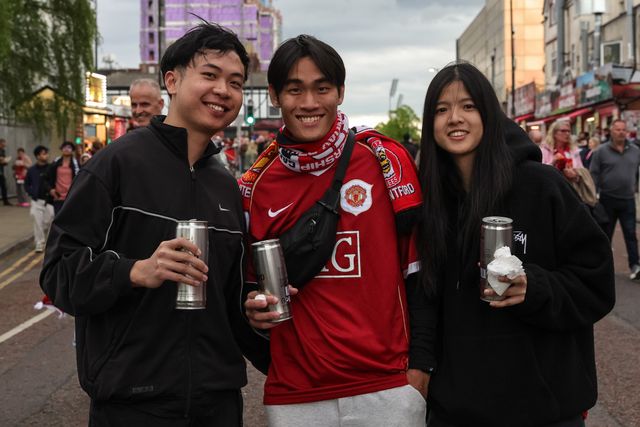 Manchester United fans make their way to Old Trafford during the Premier League match Manchester United vs Brentford at Old Trafford, Manchester, United Kingdom on 27 April 2026

(Photo by Mark Cosgrove/News Images)