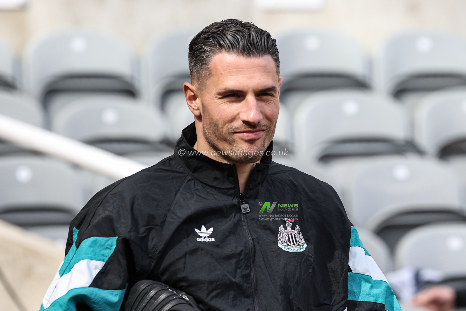 Fabian SchÃ¤r of Newcastle United arrives during the Premier League match Newcastle United vs Manchester United at St. James's Park, Newcastle, United Kingdom, 13th April 2025

(Photo by Mark Cosgrove/News Images)