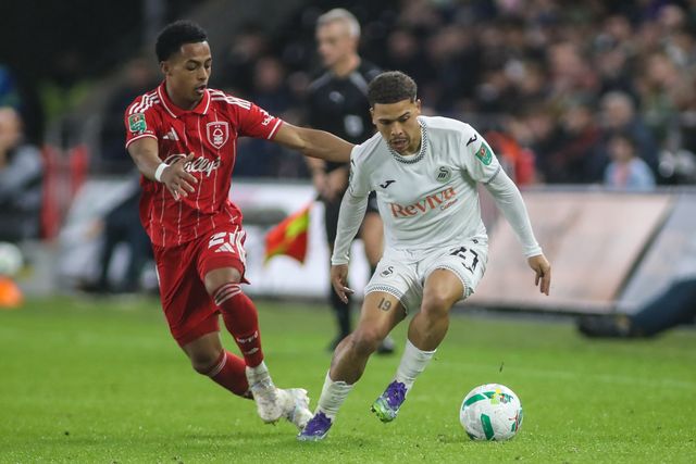 Manuel Benson of Swansea City under pressure from Omari Hutchinson of Nottingham Forest during the Carabao Cup 3rd Round Swansea City vs Nottingham Forest at Swansea.com Stadium, Swansea, United Kingdom, 17th September 2025

(Photo by Andrew Lewis/News Images)