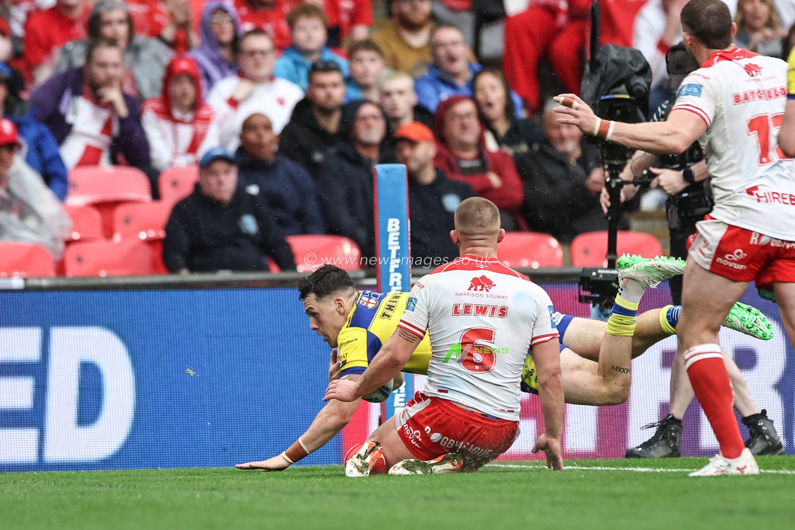 Josh Thewlis of Warrington Wolves goes over for a try during the Betfred Challenge Cup Final Warrington Wolves vs Hull KR at Wembley Stadium, London, United Kingdom, 7th June 2025

(Photo by Mark Cosgrove/News Images)