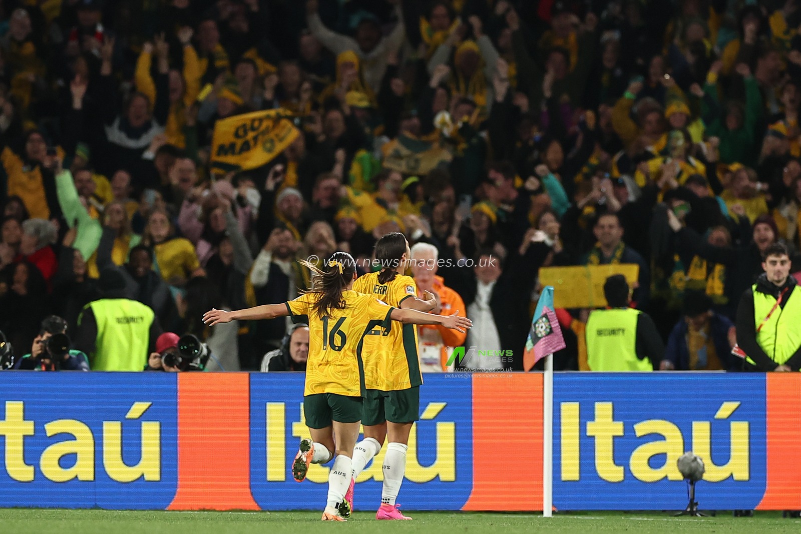 Sam Kerr #20 of Australia celebrates her goal to make it 1-1 during the FIFA Women's World Cup 2023 Semi-Final match Australia Women vs England Women at Stadium Australia, Sydney, Australia, 16th August 2023

(Photo by Patrick Hoelscher/News Images)