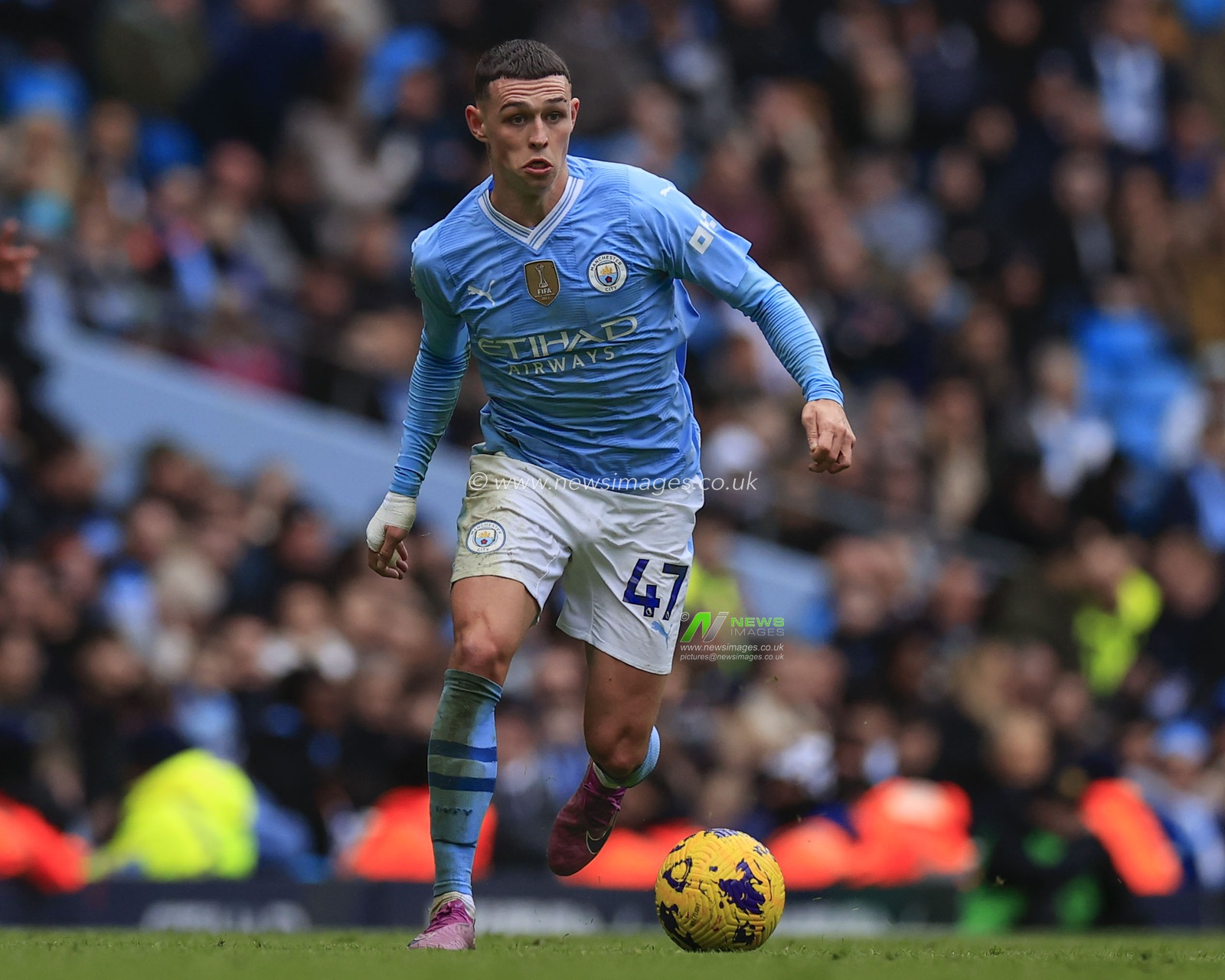 Phil Foden of Manchester City runs with the ball during the Premier League match Manchester City vs Everton at Etihad Stadium, Manchester, United Kingdom, 10th February 2024

(Photo by Conor Molloy/News Images)