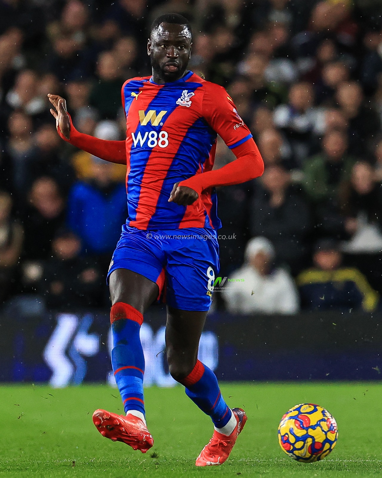Cheikhou Kouyate #8 of Crystal Palace passes the ball