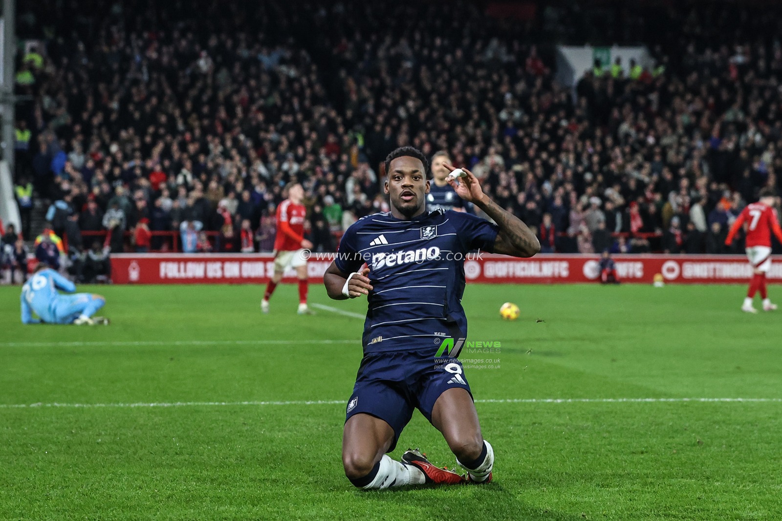 Jhon DurÃ¡n of Aston Villa celebrates his goal to make it 0-1 during the Premier League match Nottingham Forest vs Aston Villa at City Ground, Nottingham, United Kingdom, 14th December 2024

(Photo by Alfie Cosgrove/News Images)
