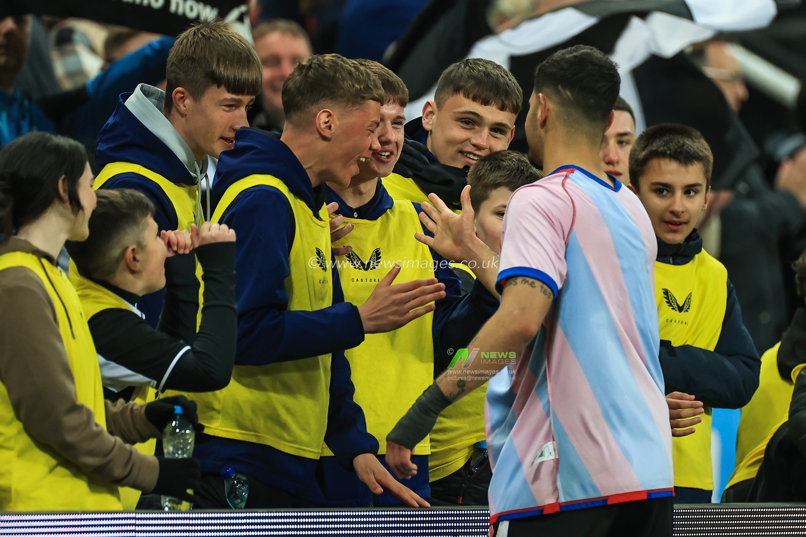 Bruno Guimaraes #39 of Newcastle United celebrates the win with the ball boys