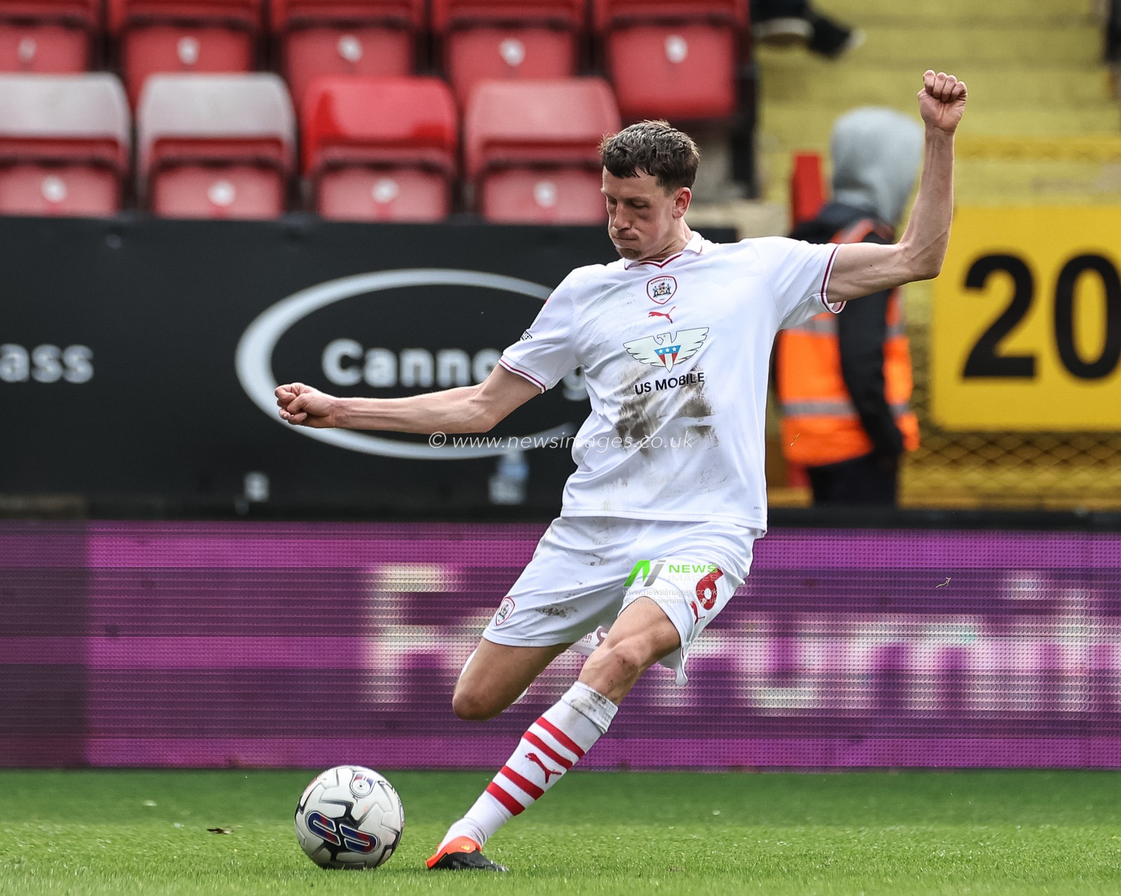 MaÃ«l de Gevigney of Barnsley during the Sky Bet League 1 match Charlton Athletic vs Barnsley at The Valley, London, United Kingdom, 6th April 2024

(Photo by Mark Cosgrove/News Images)