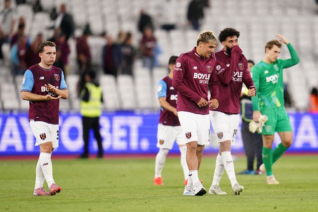 West Ham players applaud home support at full time during the Sky Bet Championship match West Ham United vs Wolverhampton Wanderers at London Stadium, London, United Kingdom on 01 September 2026

(Photo by Harvey Murphy/News Images)