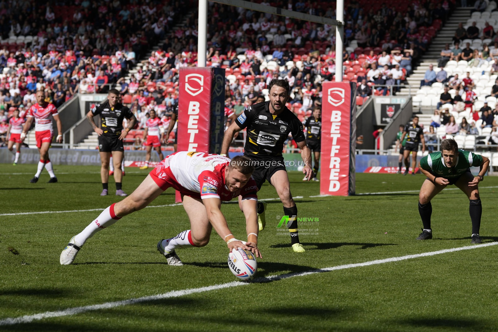 Joe Batchelor #12 of St Helens touches down but the try was ruled ou during the Betfred Super League match St Helens vs Salford Red Devils at Totally Wicked Stadium, St Helens, United Kingdom, 17th September 2022

(Photo by Steve Flynn/News Images)