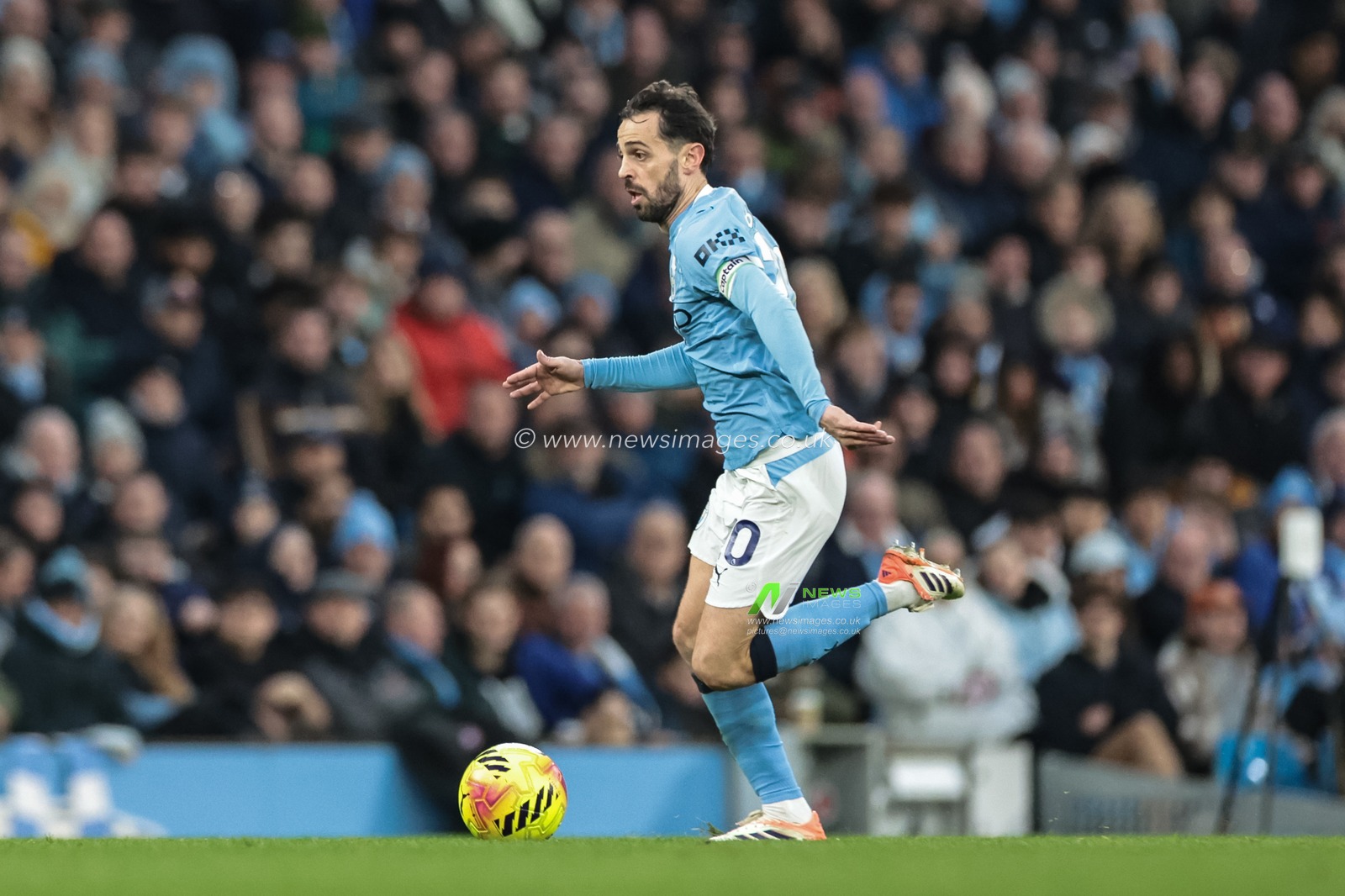 Bernardo Silva of Manchester City breaks with the ball during the Premier League match Manchester City vs Leeds United at Etihad Stadium, Manchester, United Kingdom, 29th November 2025

(Photo by Mark Cosgrove/News Images)

*** GER AUT SUI OUT ***