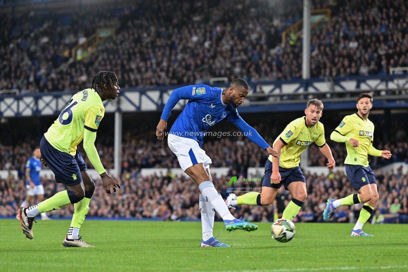 Beto of Everton shoots on goal during the Carabao Cup match Everton vs Southampton at Goodison Park, Liverpool, United Kingdom, 17th September 2024

(Photo by Cody Froggatt/News Images)