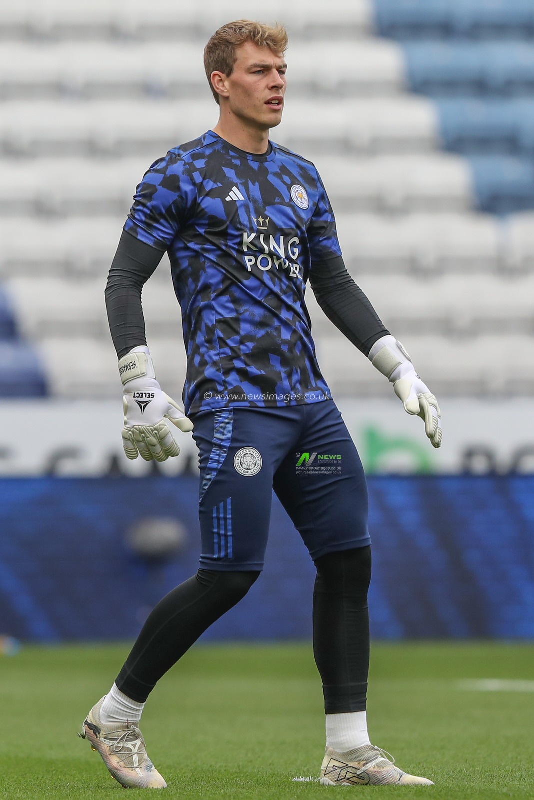 Mads Hermansen of Leicester City in the pregame warmup session during the Premier League match Leicester City vs Aston Villa at King Power Stadium, Leicester, United Kingdom, 31st August 2024

(Photo by Alfie Cosgrove/News Images)