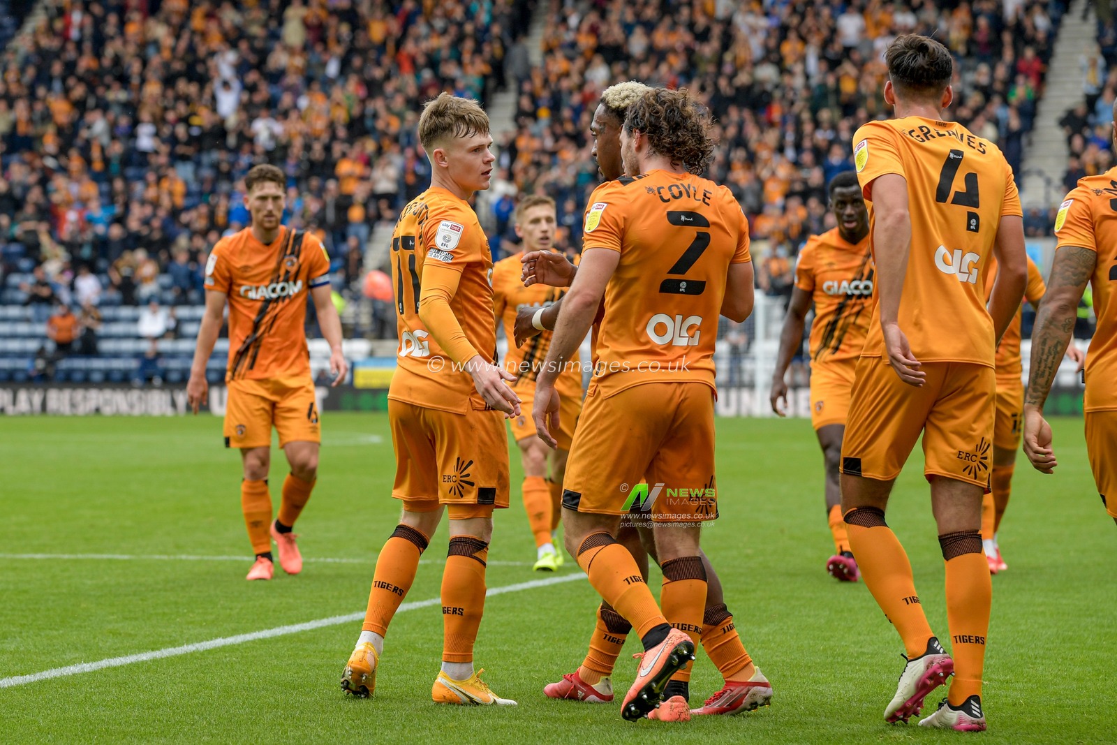 Keane Lewis-Potter #11 of Hull City celebrates scoring a goal with his team mates to make it 1-1