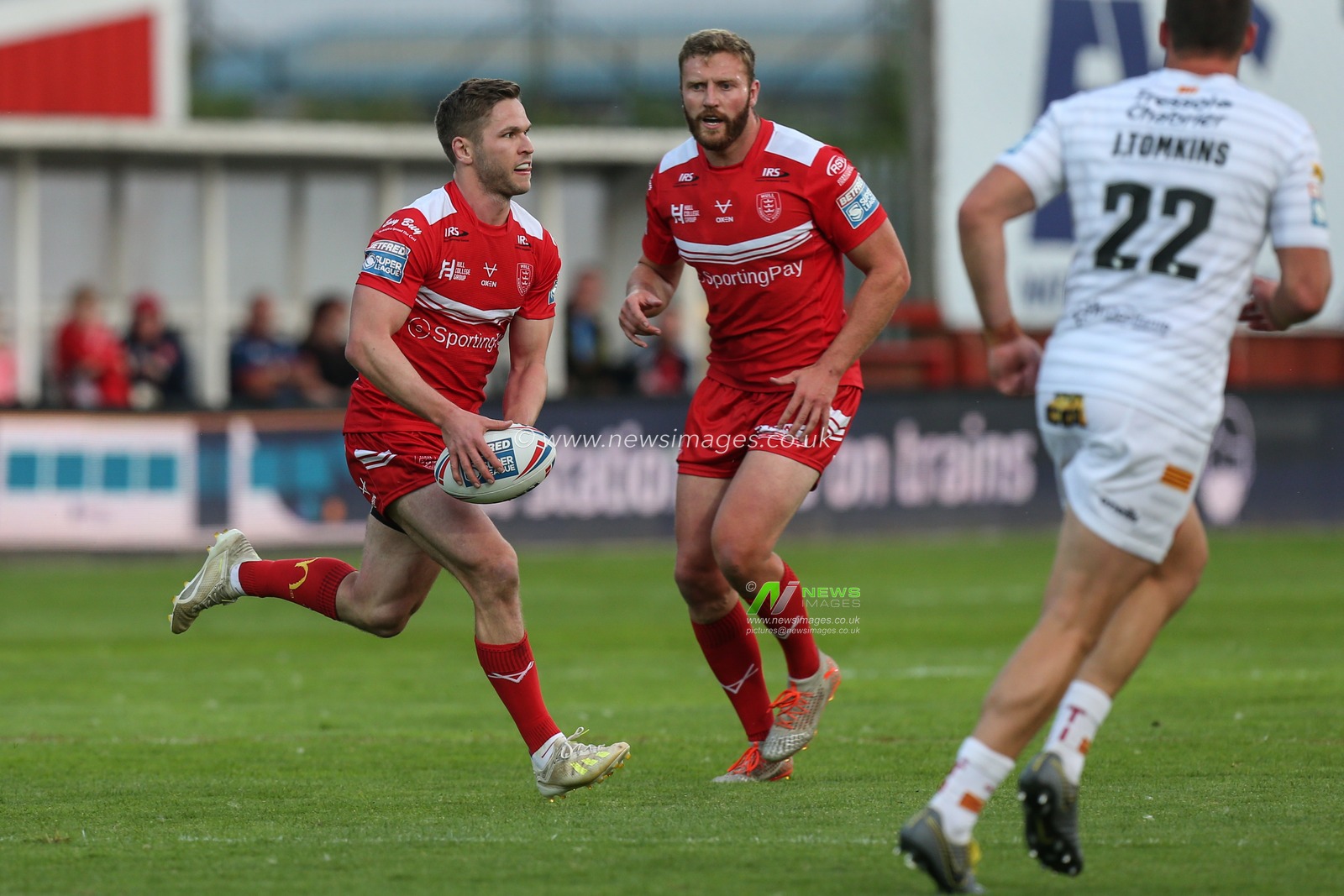 Matt Parcell (9) of Hull KR runs with the ball