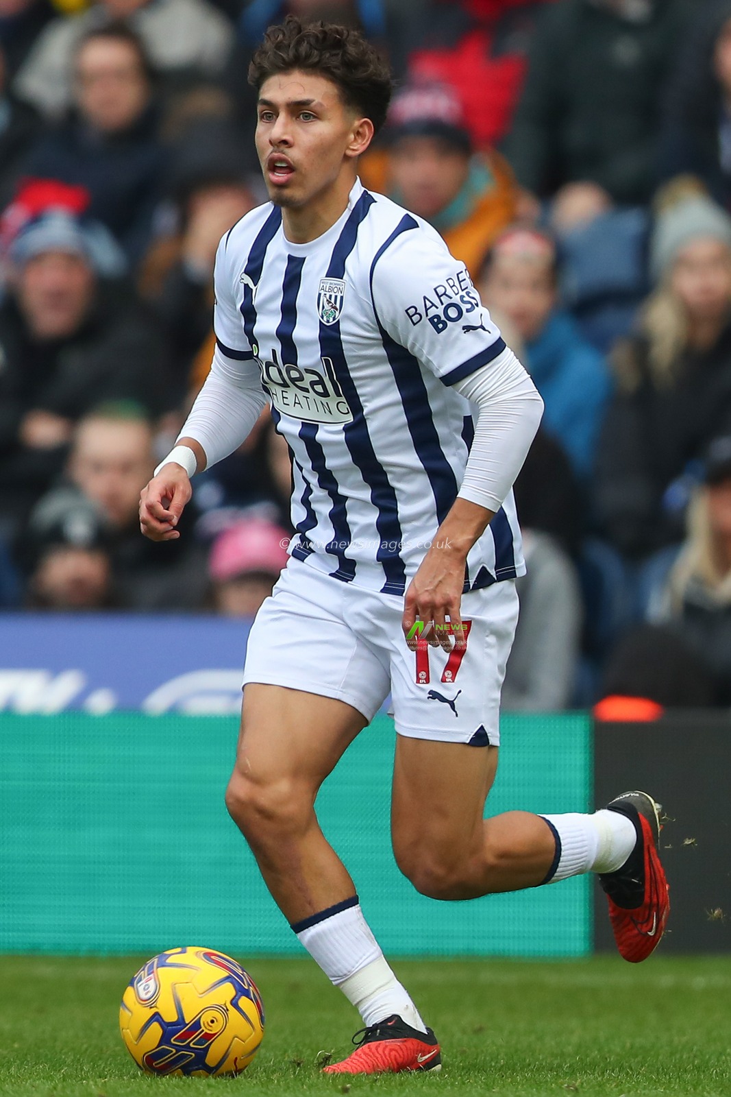 Jeremy Sarmiento #17 of West Bromwich Albion runs with the ball during the Sky Bet Championship match West Bromwich Albion vs Stoke City at The Hawthorns, West Bromwich, United Kingdom, 17th December 2023

(Photo by Gareth Evans/News Images)