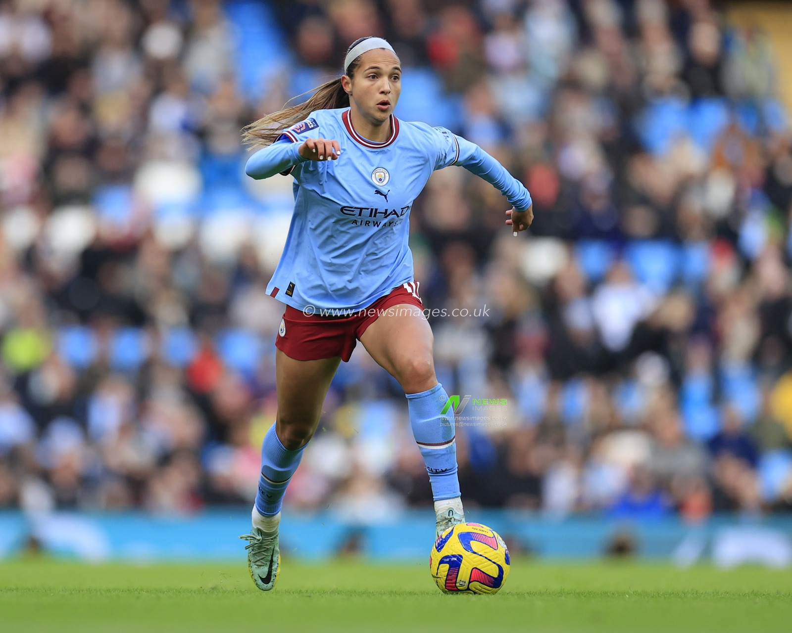 Deyna Castellanos #10 of Manchester City runs with the ball during of the The FA Women's Super League match Manchester City Women vs Manchester United Women at Etihad Campus, Manchester, United Kingdom, 11th December 2022

(Photo by Conor Molloy/News Images)