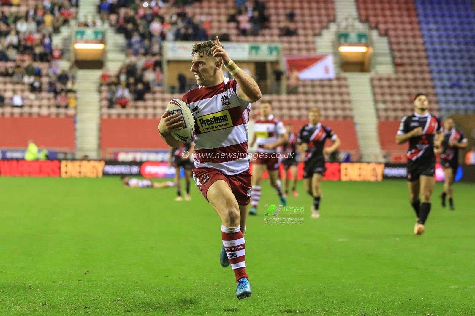20th September 2019 , DW Stadium, Wigan, England;  Betfred Super League, Round Playoffs, Wigan Warriors vs Salford Red Devils ; George Williams (6) of Wigan Warriors makes a 50 yard dash to go over for a try 


Credit: Mark Cosgrove/News Images