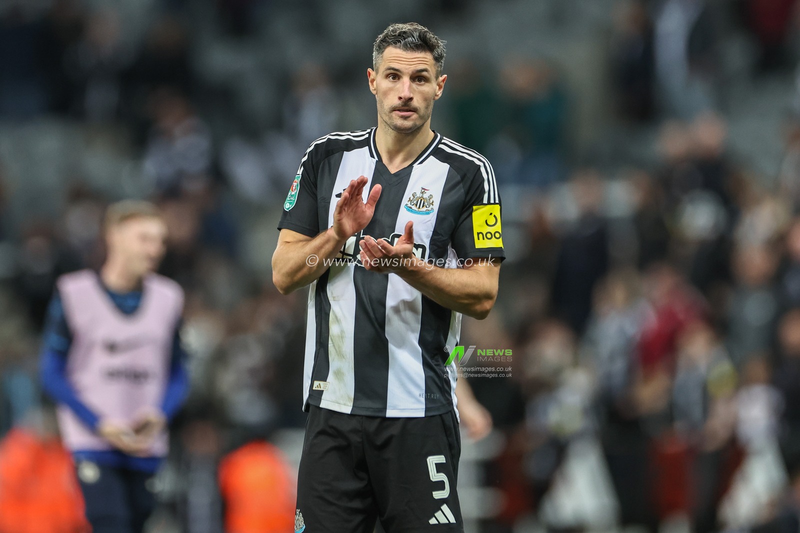 Fabian SchÃ¤r of Newcastle United applauds the fans after the game during the Carabao Cup Last 16 match Newcastle United vs Chelsea at St. James's Park, Newcastle, United Kingdom, 30th October 2024

(Photo by Mark Cosgrove/News Images)