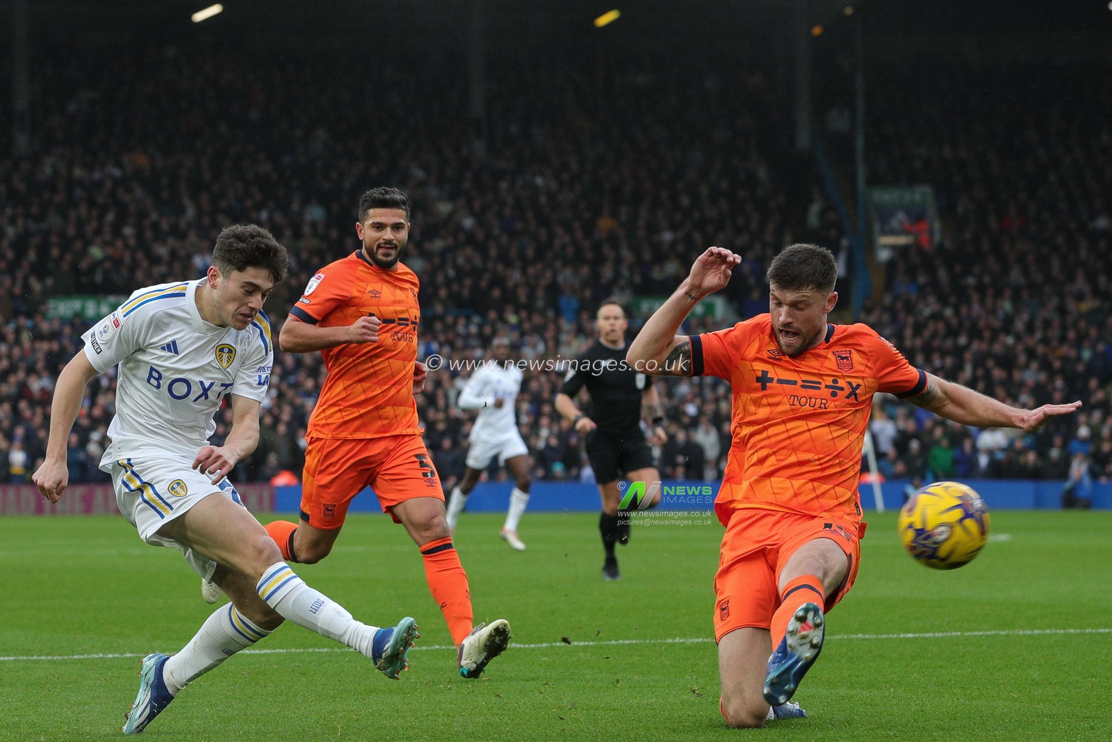 Daniel James #20 of Leeds United with a shot during the Sky Bet Championship match Leeds United vs Ipswich Town at Elland Road, Leeds, United Kingdom, 23rd December 2023

(Photo by James Heaton/News Images)
