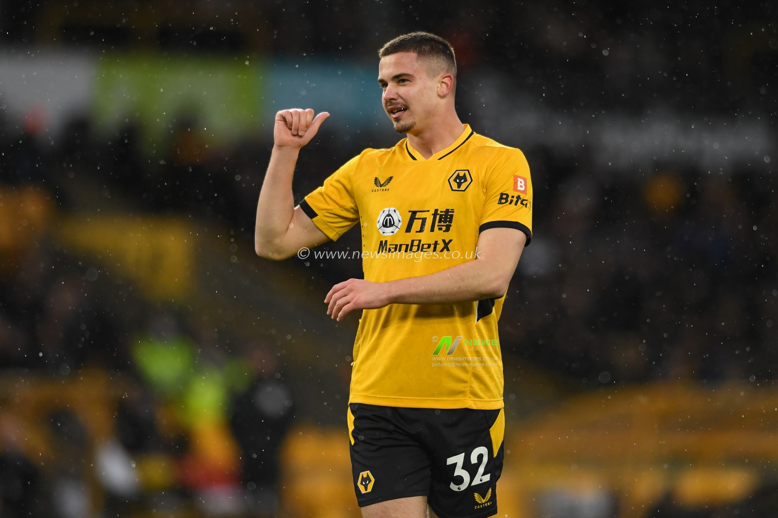 Leander Dendoncker #32 of Wolverhampton Wanderers gives instructions during the game
