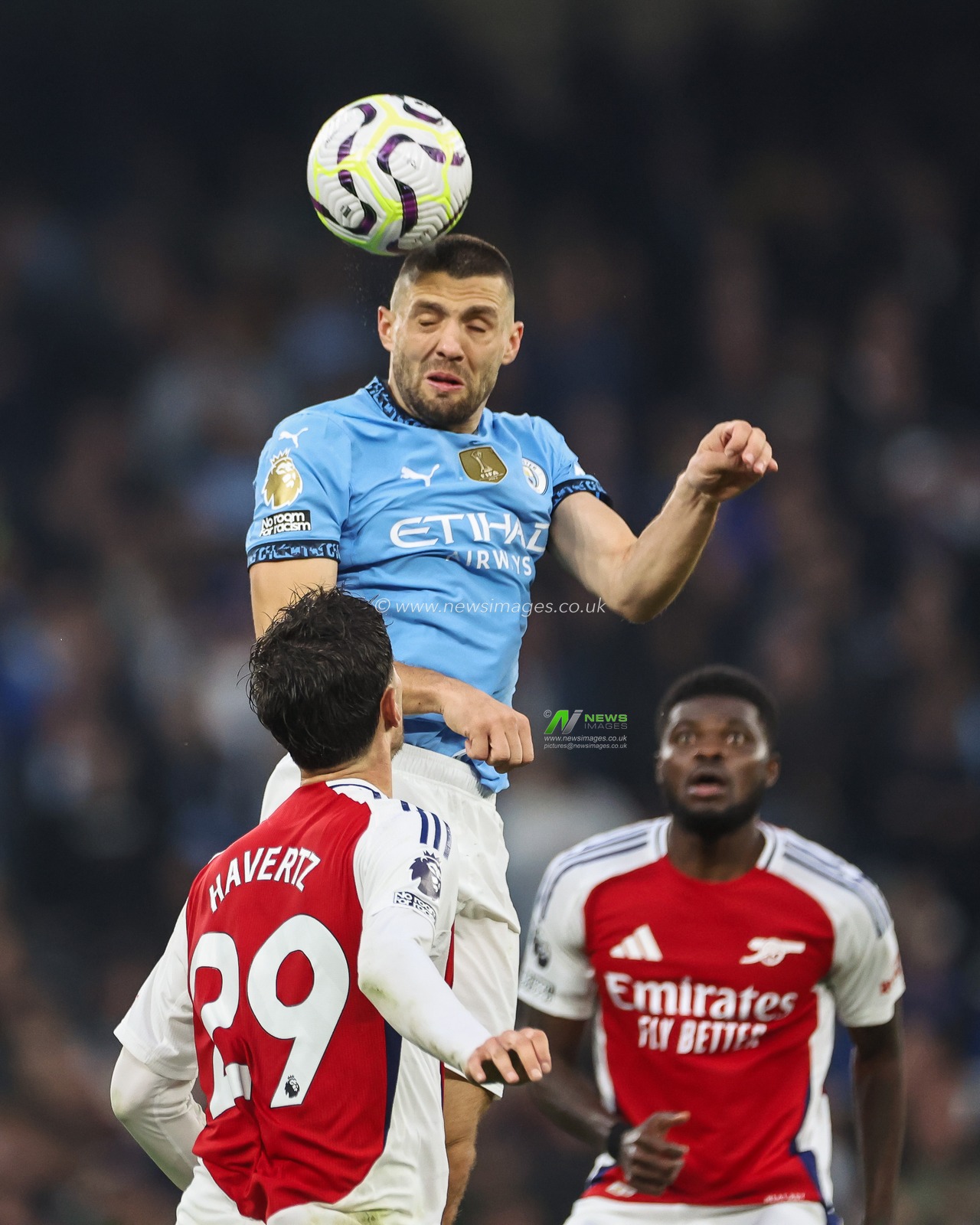Mateo KovaÄiÄ‡ of Manchester City heads the ball clear during the Premier League match Manchester City vs Arsenal at Etihad Stadium, Manchester, United Kingdom, 22nd September 2024

(Photo by Mark Cosgrove/News Images)