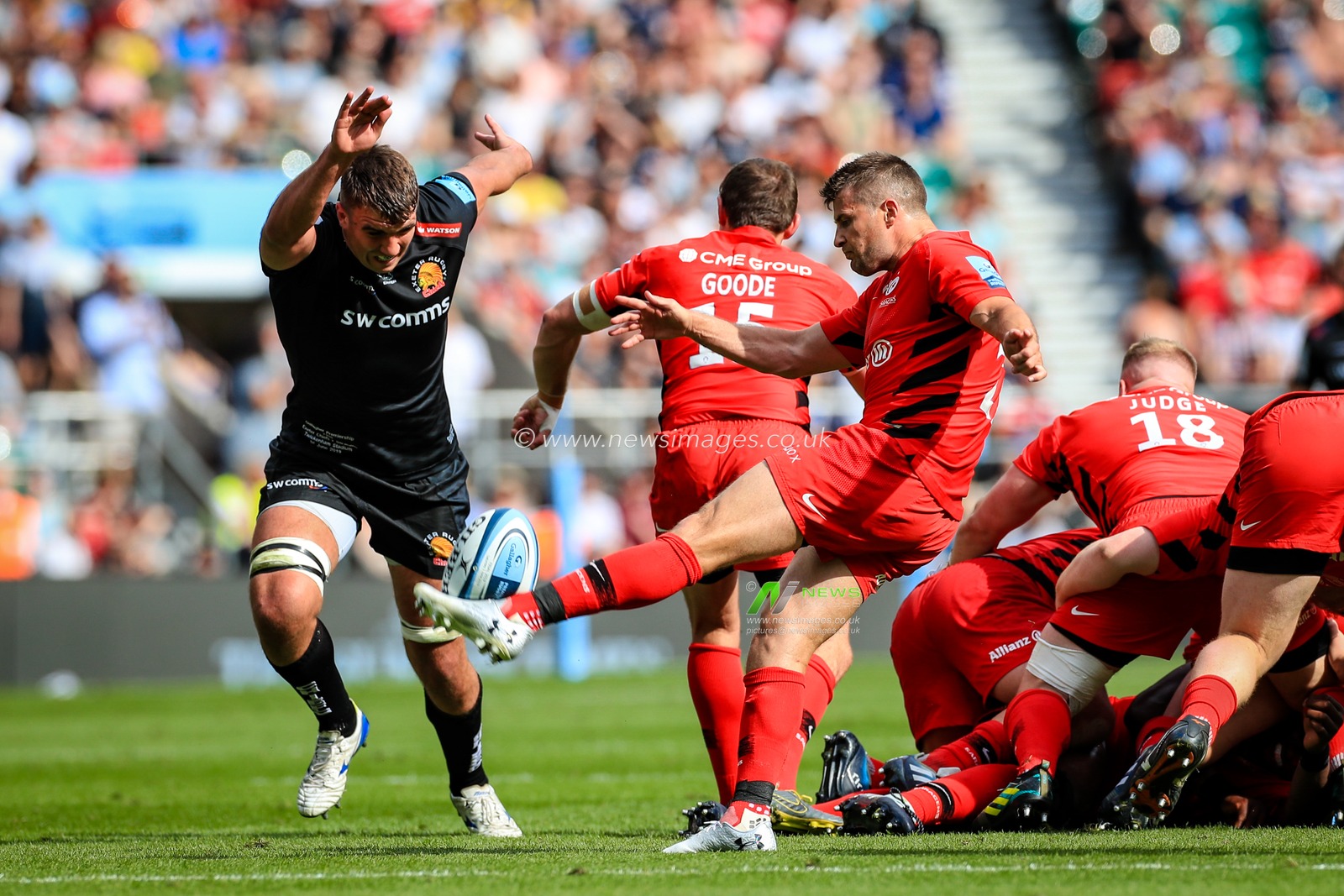 1st June 2019 , Twickenham, Twickenham Stadium, England ; Gallagher English Premiership Play-Off Final 2019, Exeter Chiefs vs Saracens ; Richard Wigglesworth (21) of Saracens clears the ball

Credit: Georgie Kerr/News Images